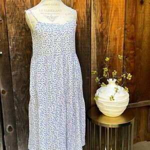 AZOE, BLUE AND WHITE FLORAL MIDID DRESS. Size M